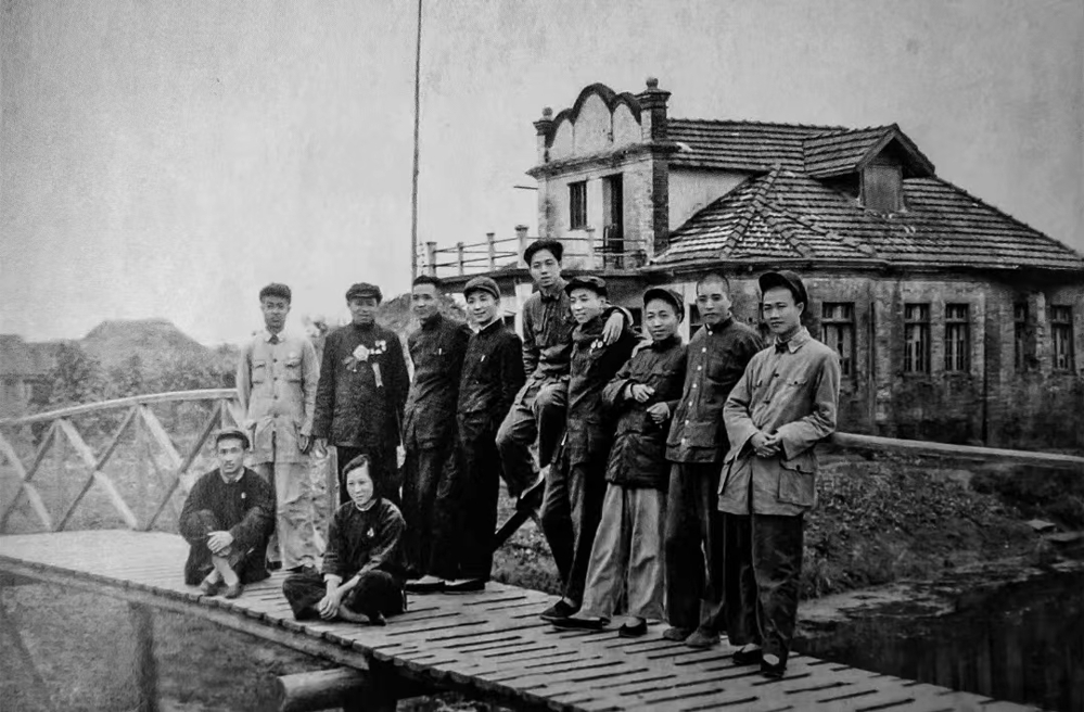 81ae2c40c6204a389edc881b76ca6377.jpg 81ae2c40c6204a389edc881b76ca6377.jpg